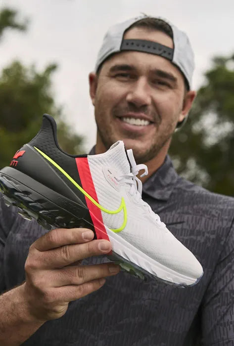 Brooks Koepka visar upp sina golfskor