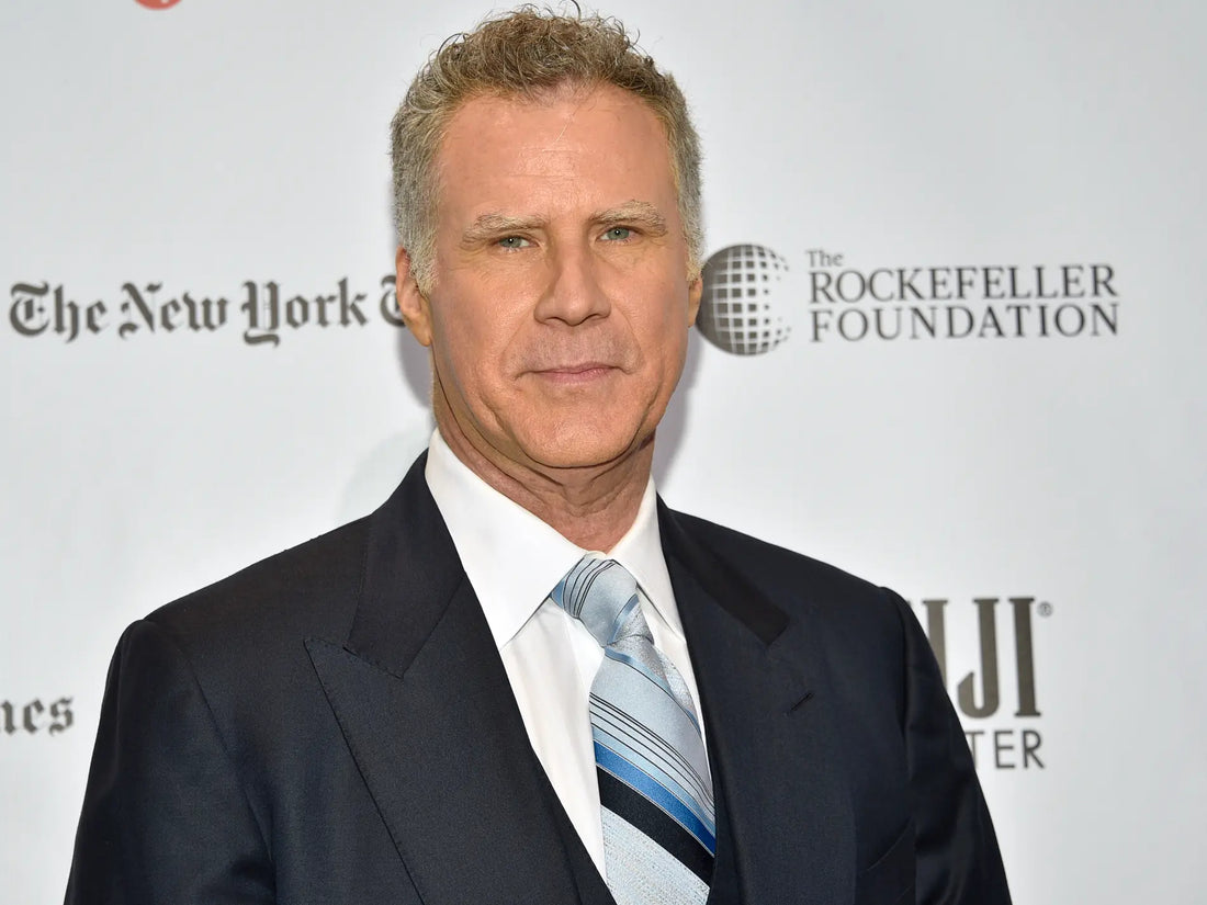 En bild på skådespelaren Will Ferrell som står framför en reklamvägg.