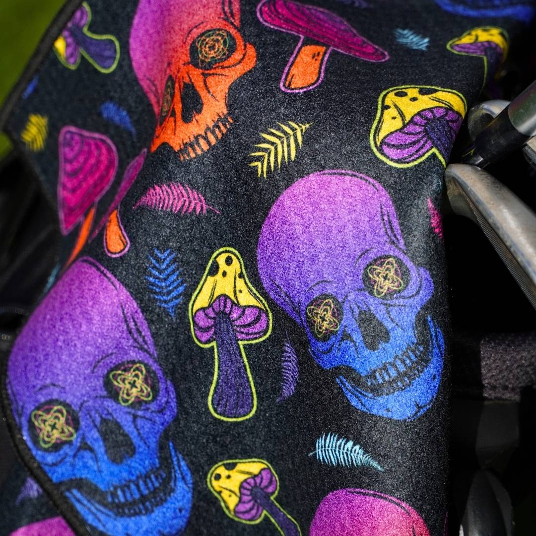 GOLF TOWEL TRIPPY SKULLS