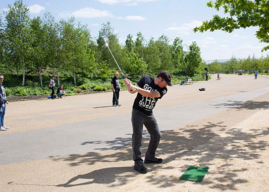 Streetgolf person spelar på gatan