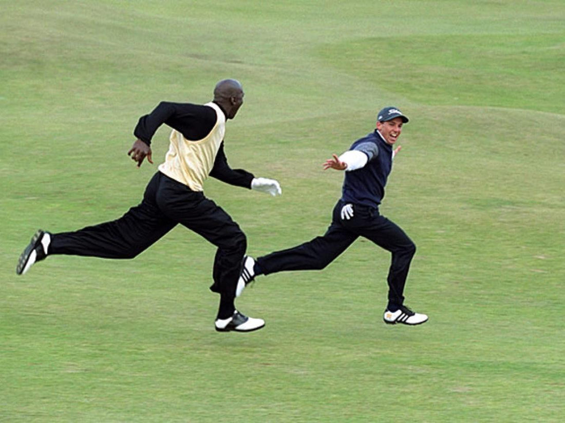 Michael Jordan springer efter en glad golfare som ser ut att försöka likna ett flygplan. De befinner sig på en golfbana.