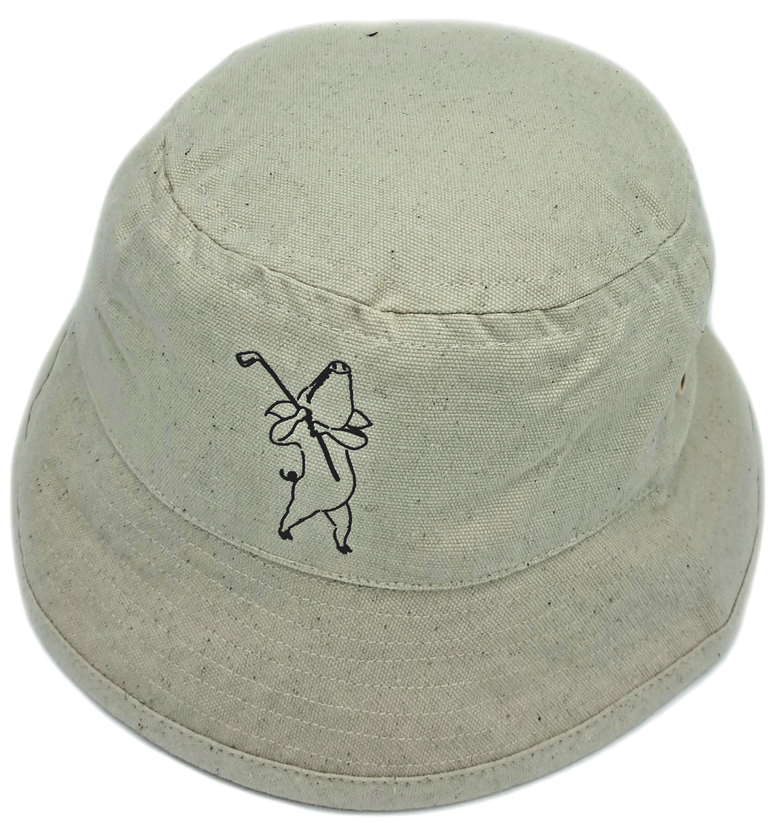 En vit bucket hat med en tecknad gris som golfar på.