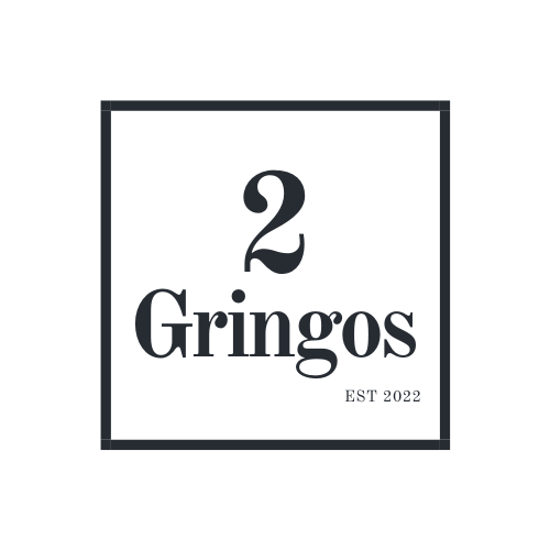 Logotyp bestående av texten '2 Gringos' i ett elegant typsnitt med en stor siffra '2' ovanför, och undertexten 'EST 2022', inramad av en enkel kvadratisk ram, på en vit bakgrund.