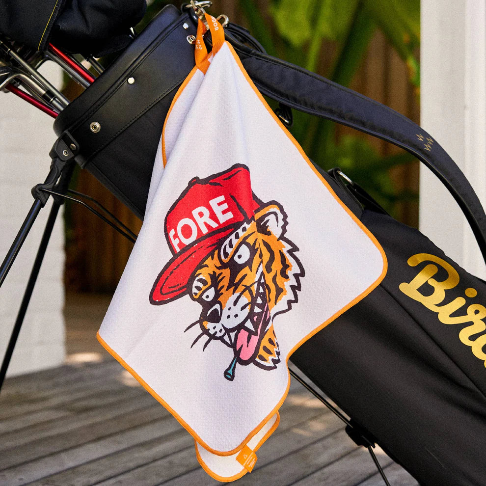 Bild på golfbag från Birds of Condor, med en golfhandduk med ett motiv av en tiger med keps som det står "fore" på.