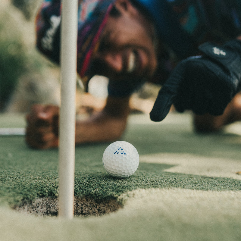 Bild på golfare som pekar på golfboll