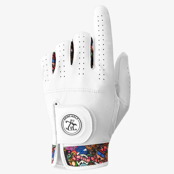 En vit golfhandske med mönster längst ner som symboler för fred och kärlek