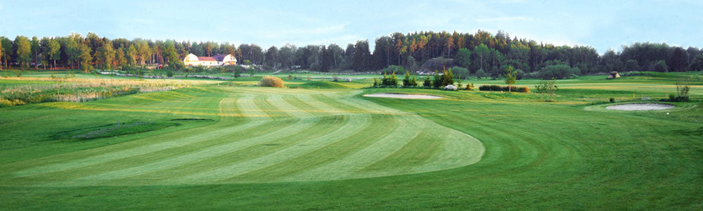 Bild på ett golfhål på Sundsta golfbana, man ser en välklippt fairways.