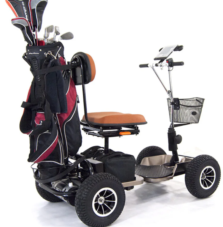 En golfvagn med en integrerad sittplats och en full uppsättning golfklubbor i en svart och röd golfbag, utrustad med stora hjul för enkel navigering på golfbanan.