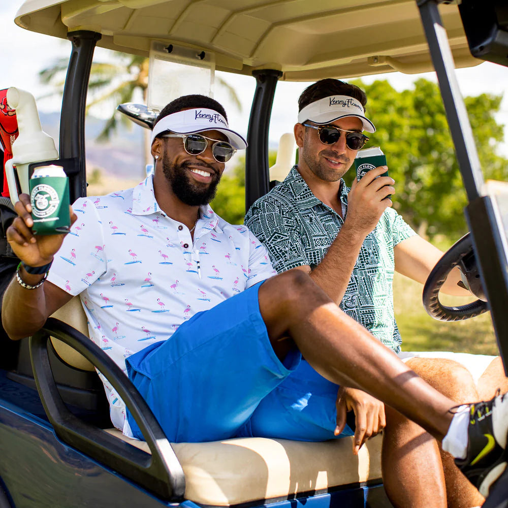 Två golfare i en golfbil som skålar till personen som tar bilden