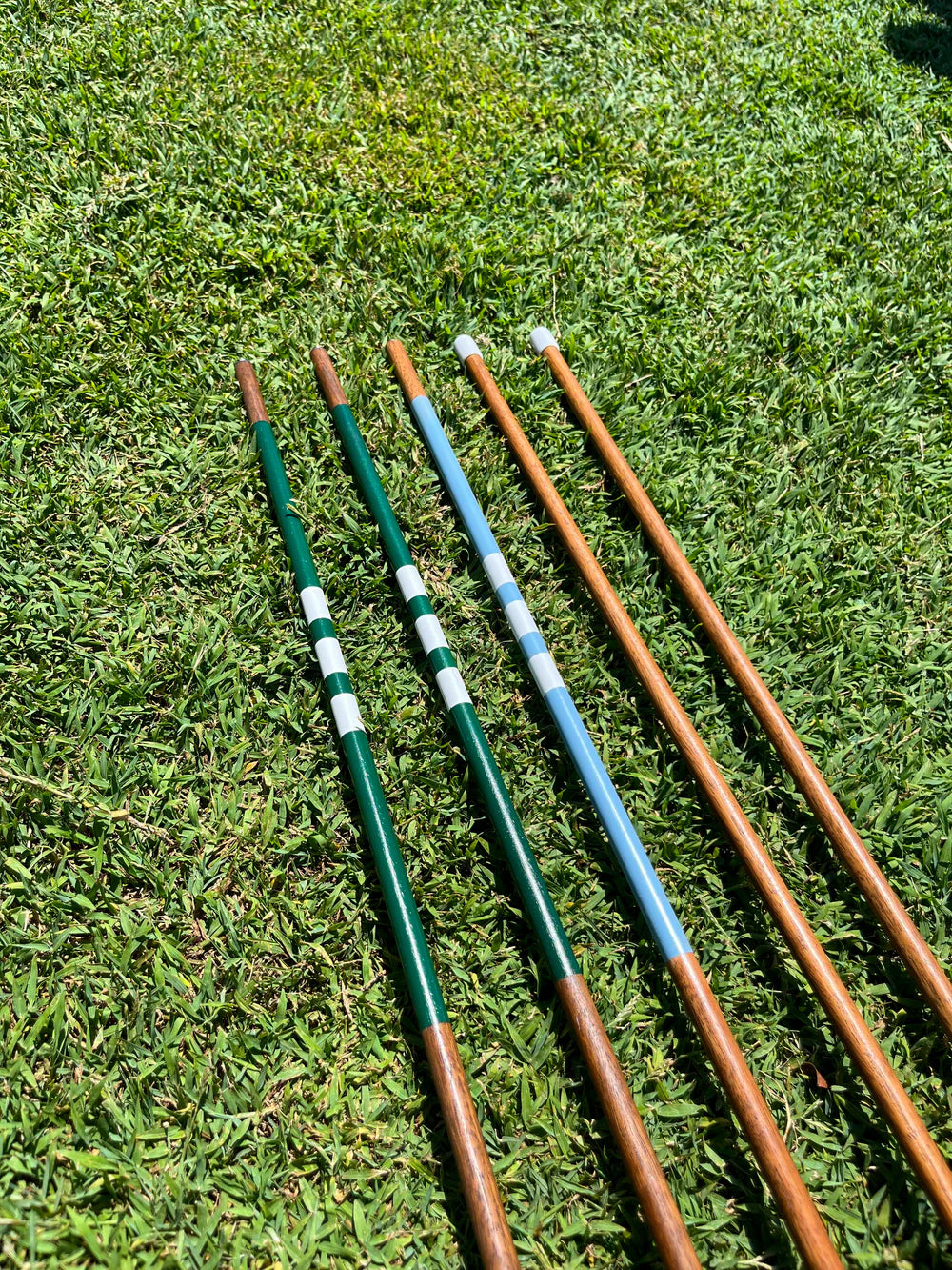 På en gräsmatta ligger fem stycken "alignment stick"