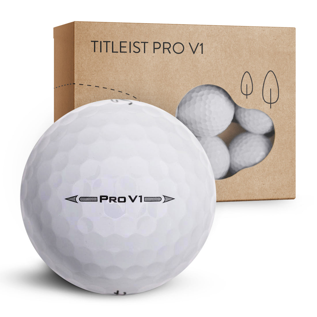 En Titleist Pro V1 golfboll i förgrunden med dess specifika märkning, framför en kartongförpackning med ett fönster som visar fyra golfbollar, komplett med titeln 'Titleist Pro V1' och en golfbollsdesign på lådan.