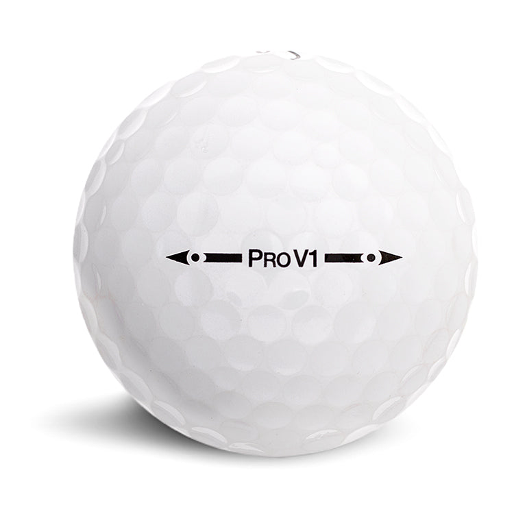 En vit golfboll med modellbeteckningen 'PROV1' tryckt mellan två svarta pilmarkeringar, centralt placerad mot en vit bakgrund